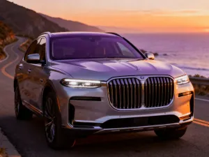 Nowoczesne Audi Q7 zaparkowane na tle minimalistycznego miasta o zmroku, podkreślające dynamiczną sylwetkę pojazdu.