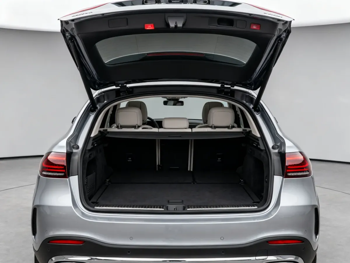 Mercedes GLE Coupé z otwartą klapą bagażnika i złożonymi tylnymi siedzeniami