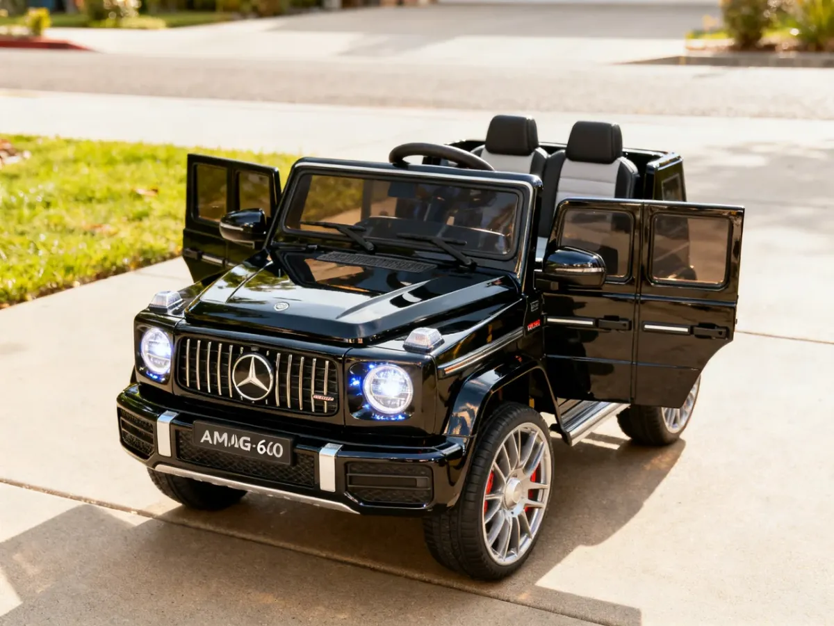 Czarny dziecięcy samochód elektryczny stylizowany na Mercedes-Benz AMG G63 na podjeździe