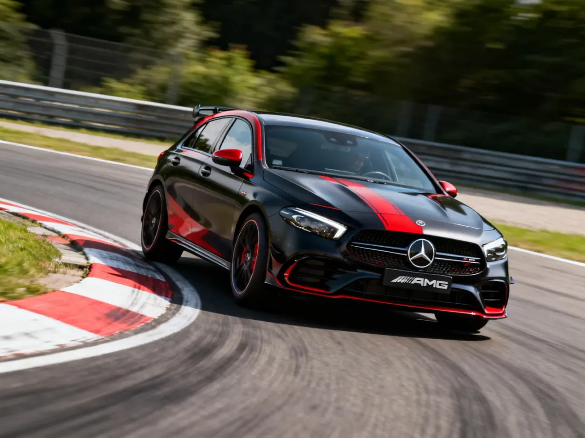 Mercedes-AMG 45 pokonujący zakręt na torze wyścigowym