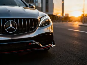 Lśniące logo Mercedesa na masce klasycznego coupe w nowoczesnym garażu, podkreślające elegancję i prestiż modelu.