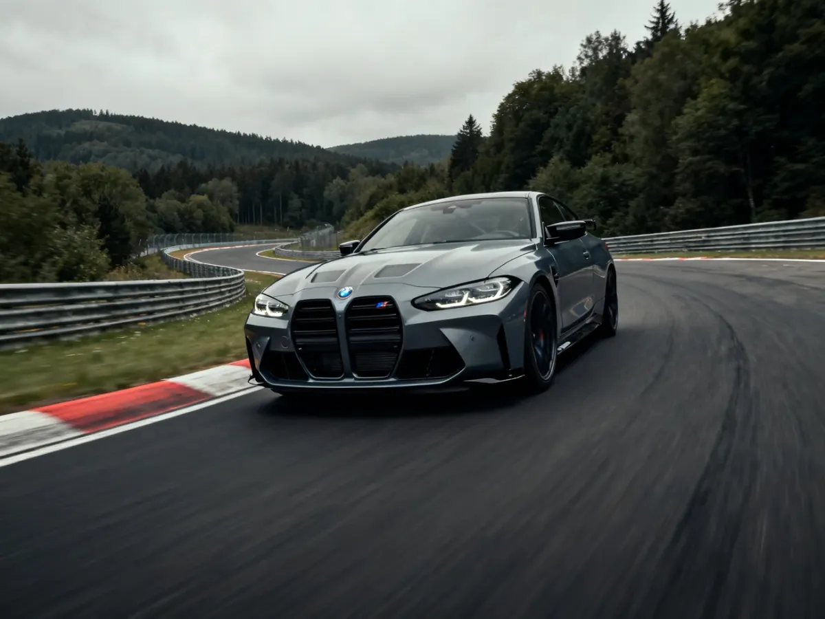 BMW M4 CSL pokonujące szybki zakręt na torze Nürburgring Nordschleife