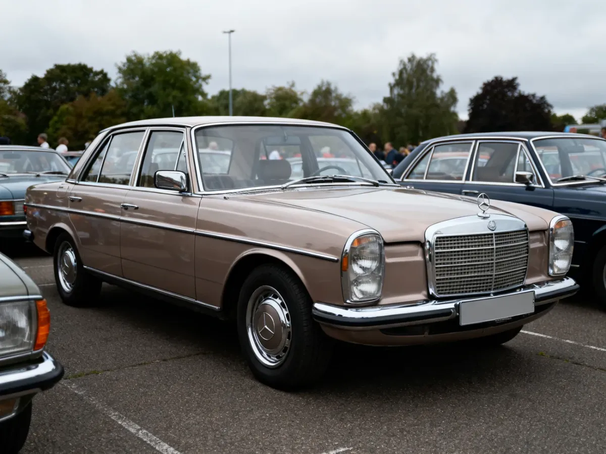 Klasyczny Mercedes W114/W115 Strich-Acht na zlocie samochodów zabytkowych