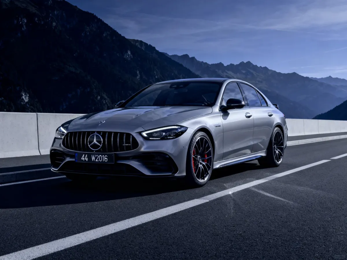 Mercedes-AMG C43 W206 w sportowej aranżacji na górskiej drodze