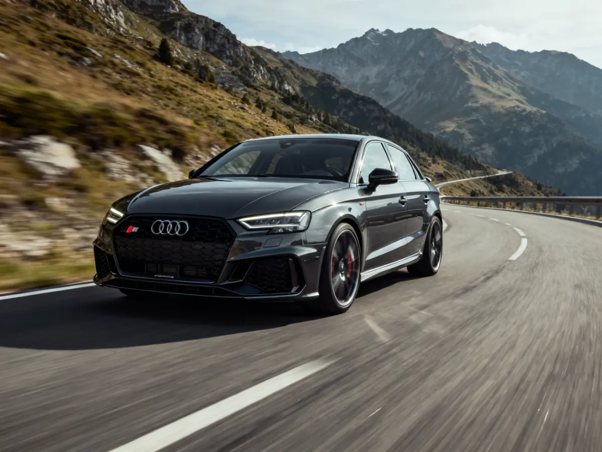 Audi RS3 8Y pokonujące krętą górską drogę