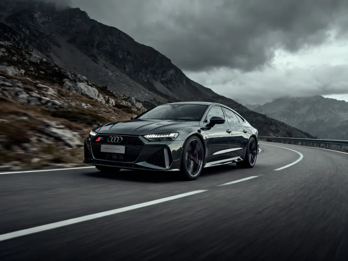 Audi RS7 Sportback dynamicznie pokonujące krętą górską drogę
