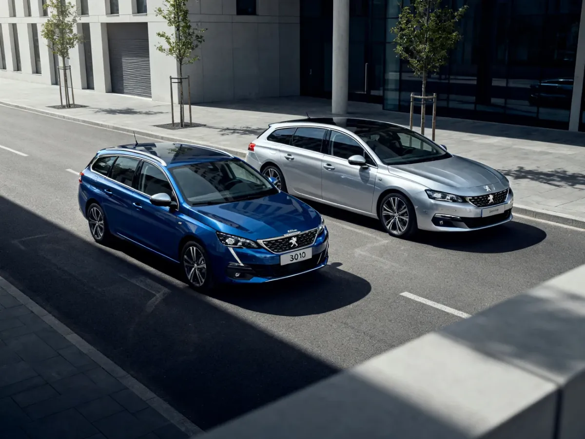 Peugeot 308 SW i 508 SW zaparkowane obok siebie na miejskiej ulicy