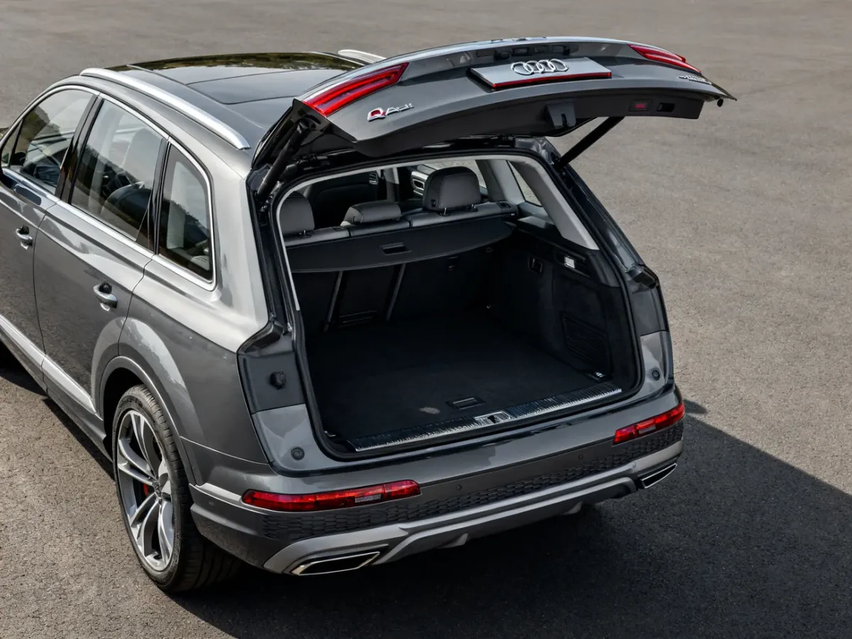 Audi Q7 z otwartym bagażnikiem i złożonymi tylnymi siedzeniami