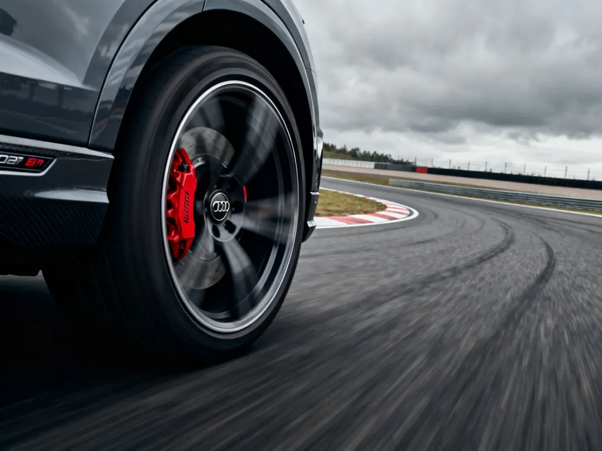 Audi RS Q8 dynamicznie hamujące na torze wyścigowym