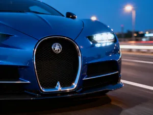 Zbliżenie na mechanizm tylnej osi samochodu z lekko skręconym kołem, ilustrujące działanie systemu skrętnych kół.