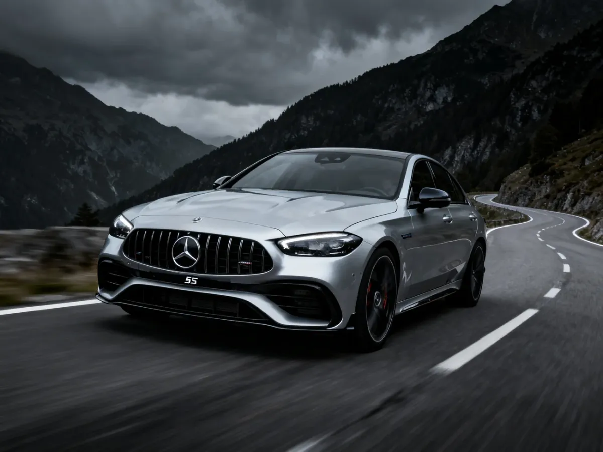 Mercedes-AMG C 53 na krętej górskiej drodze