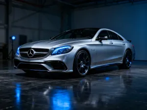 Nowoczesny SUV Mercedes GLE zaparkowany na minimalistycznym podjeździe w świetle zachodzącego słońca.