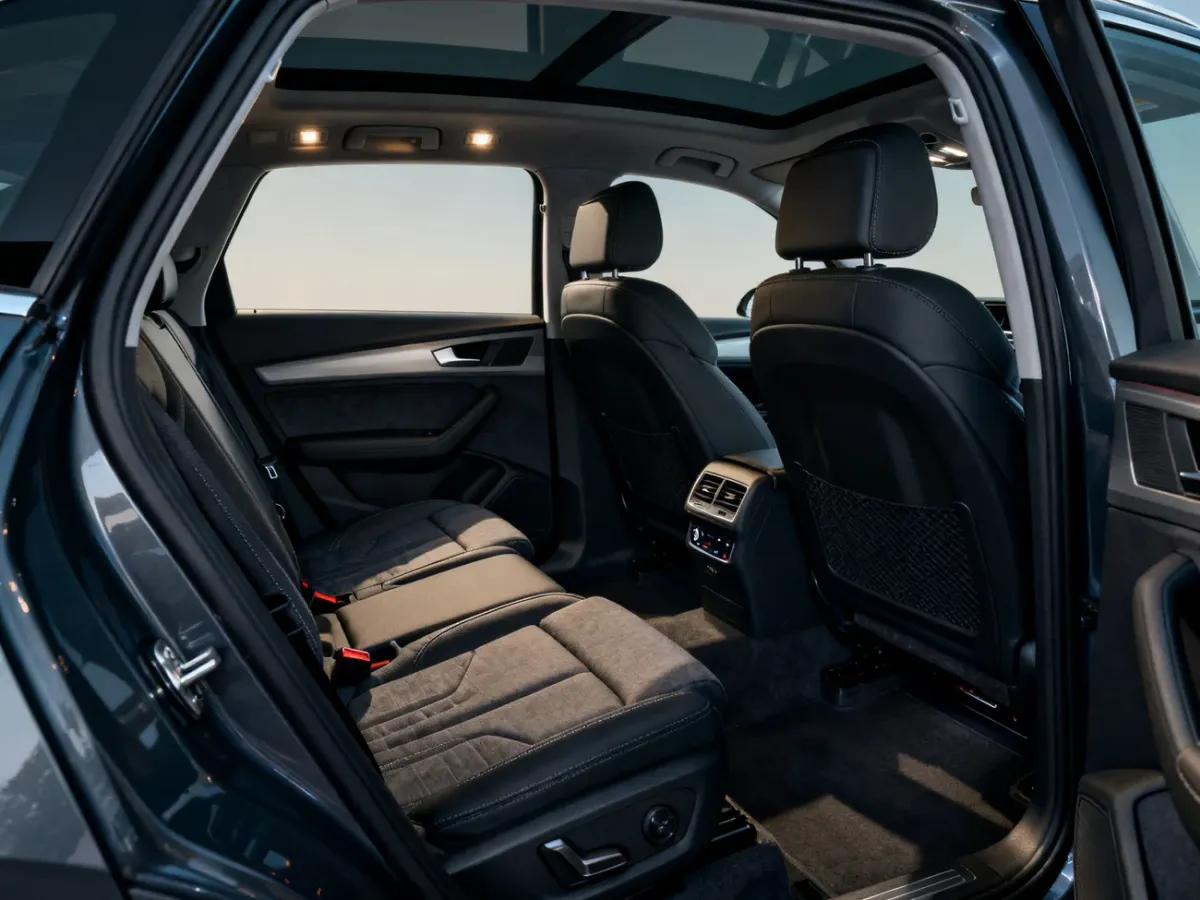 Wnętrze Audi Q5 z przestronną tylną kanapą i funkcjonalnym bagażnikiem