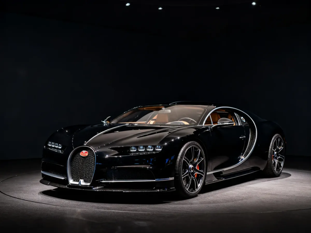 Jedyny egzemplarz luksusowego czarnego samochodu inspirowanego Bugatti La Voiture Noire