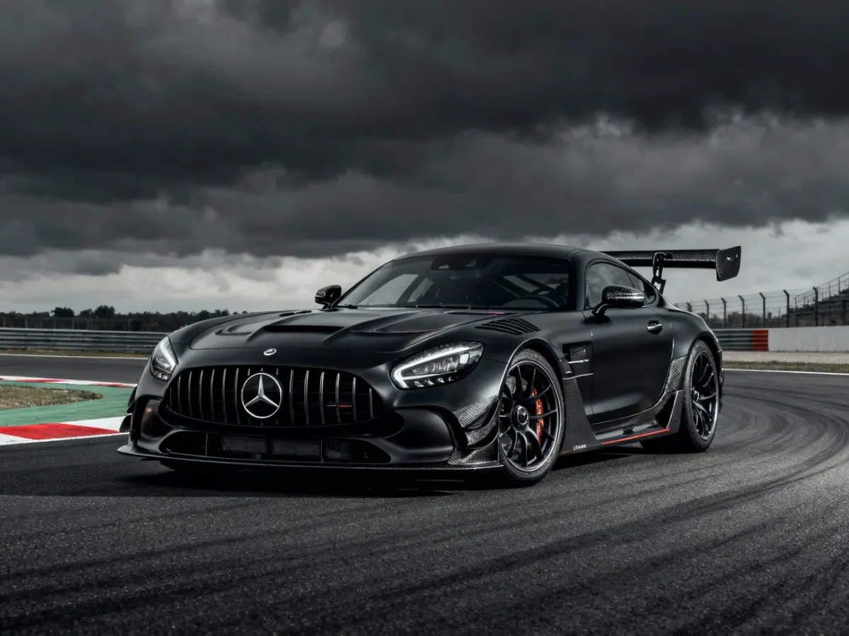 Mercedes-AMG GT Black Series na torze wyścigowym