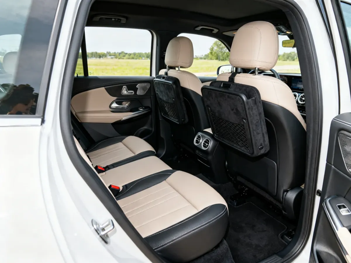 Mercedes GLB z przestronnym wnętrzem i złożonymi tylnymi siedzeniami