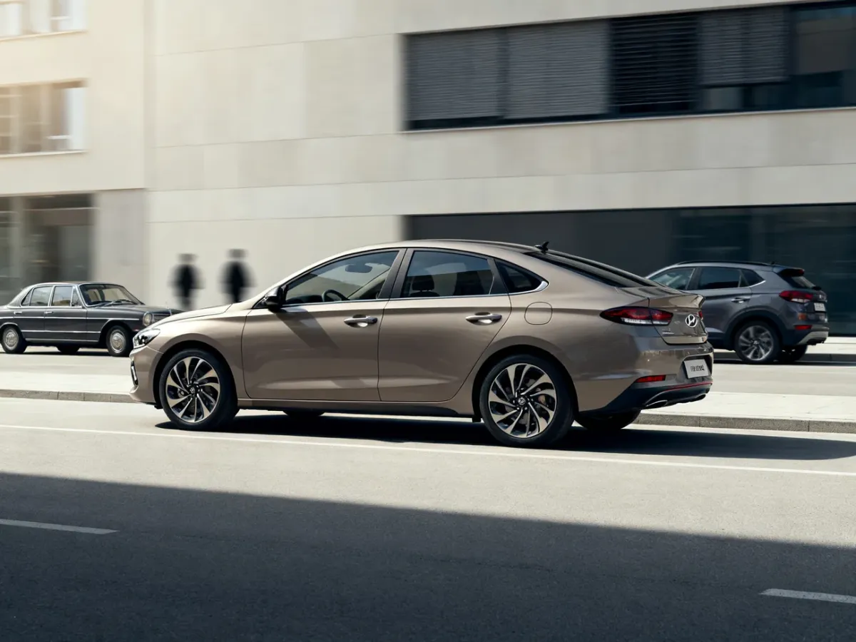Hyundai i30 Fastback na miejskiej ulicy