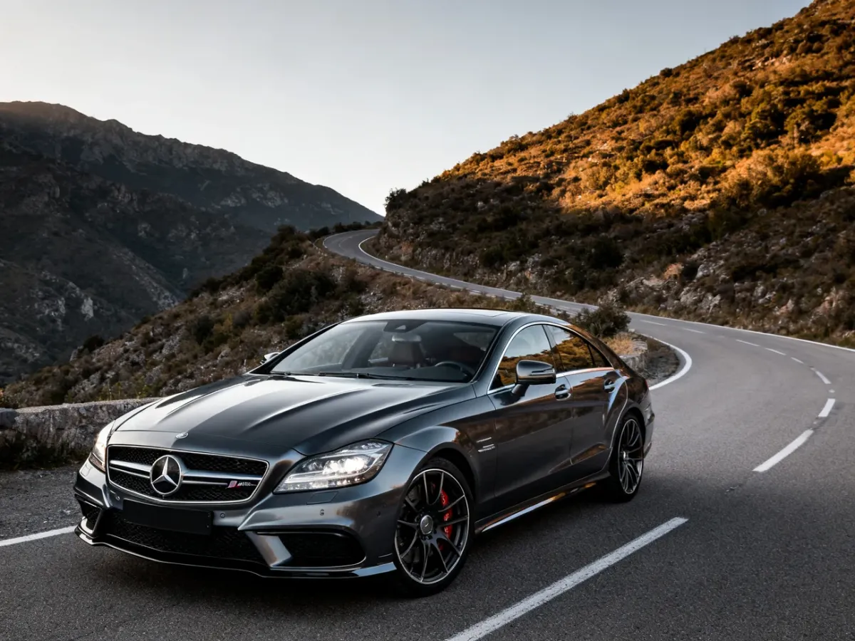 Mercedes-Benz CLS 63 AMG C218 na górskiej drodze