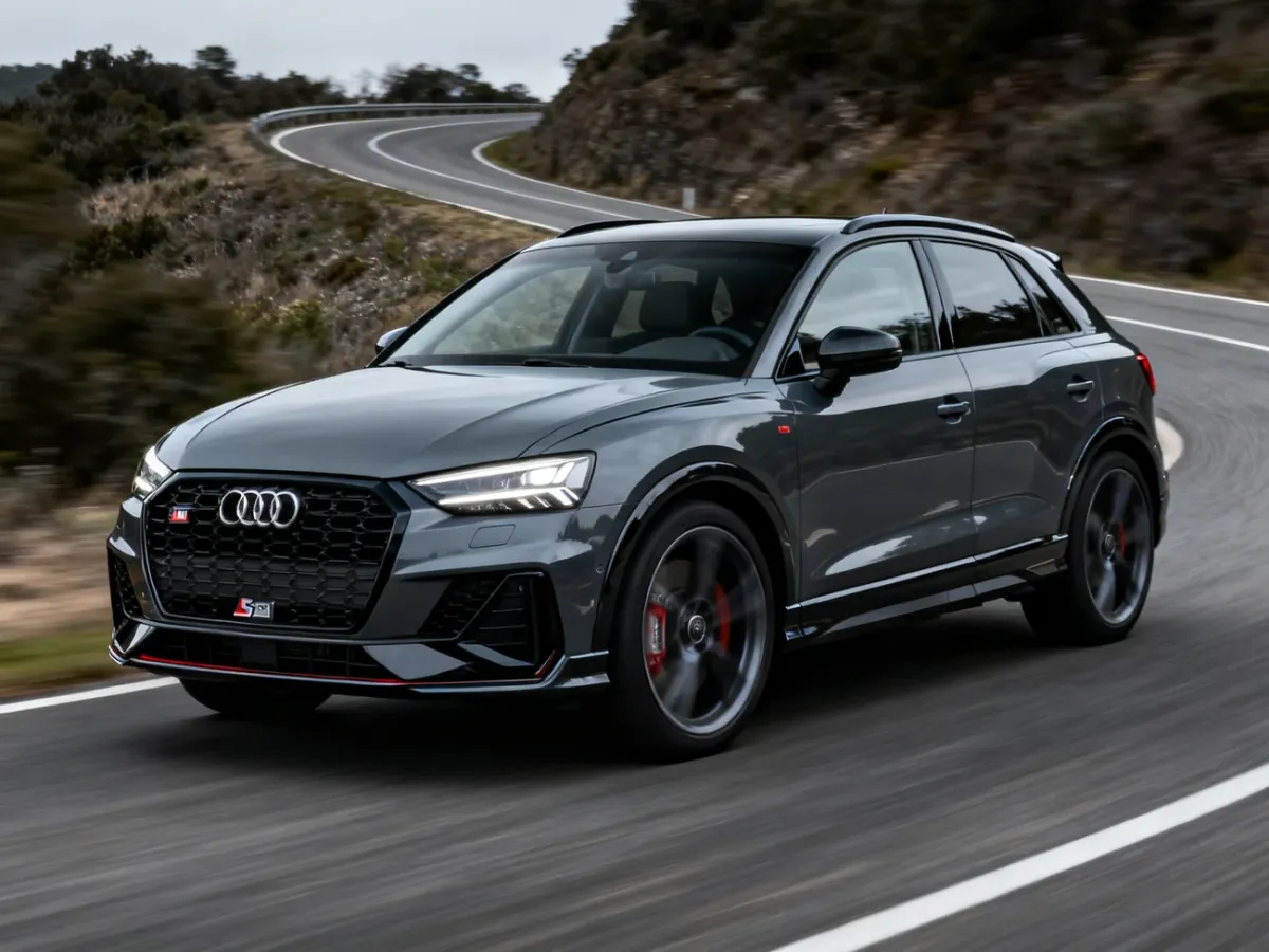 Sportowy kompaktowy SUV Audi SQ3 na krętej drodze
