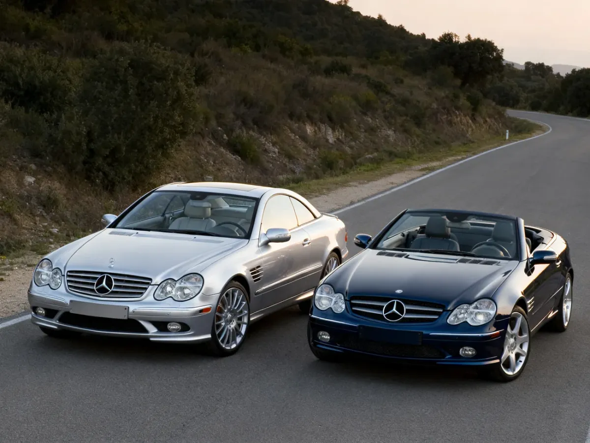 Dwie generacje Mercedesa CLK w wersji coupe i kabriolet