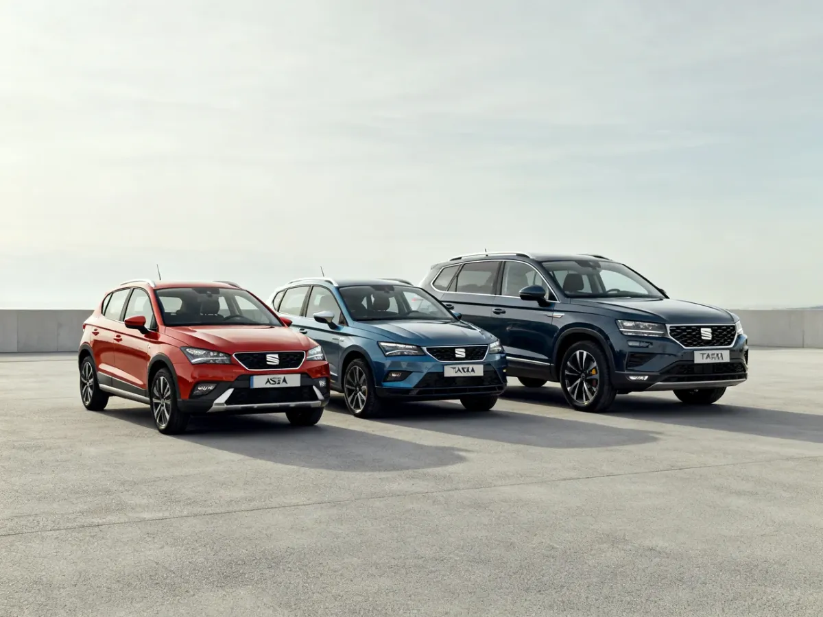 Trzy modele SUV marki SEAT ustawione obok siebie według wielkości